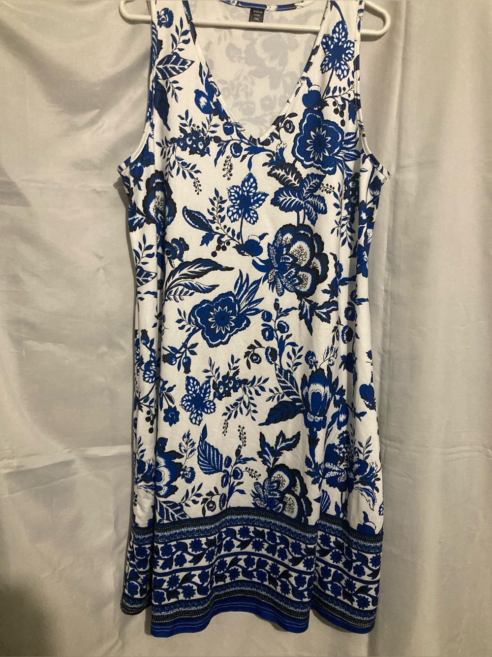 ❤️3/$15 Sleeveless White & Blue Floral V-Neck Dress